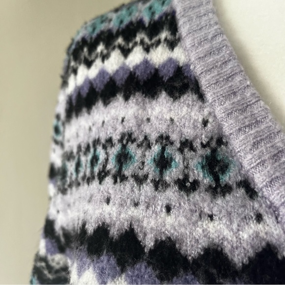 Christmas / Ski Lodge / Knit Patterned Vneck sweater - Picture 3 of 4